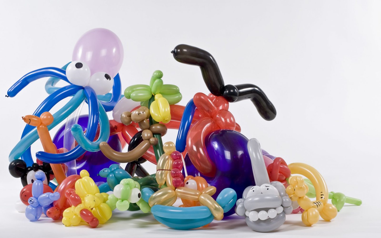 Ballonnenkunstenaar maakt een balloncreatie