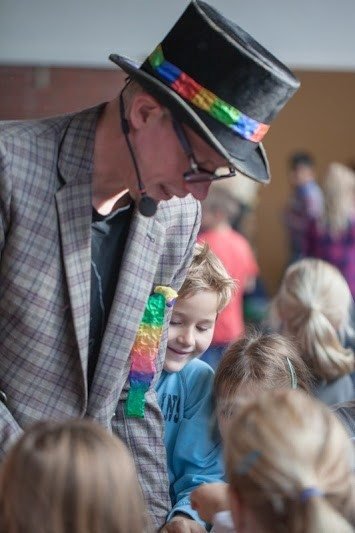 Kindergoochelaar stelt zich voor aan een klas