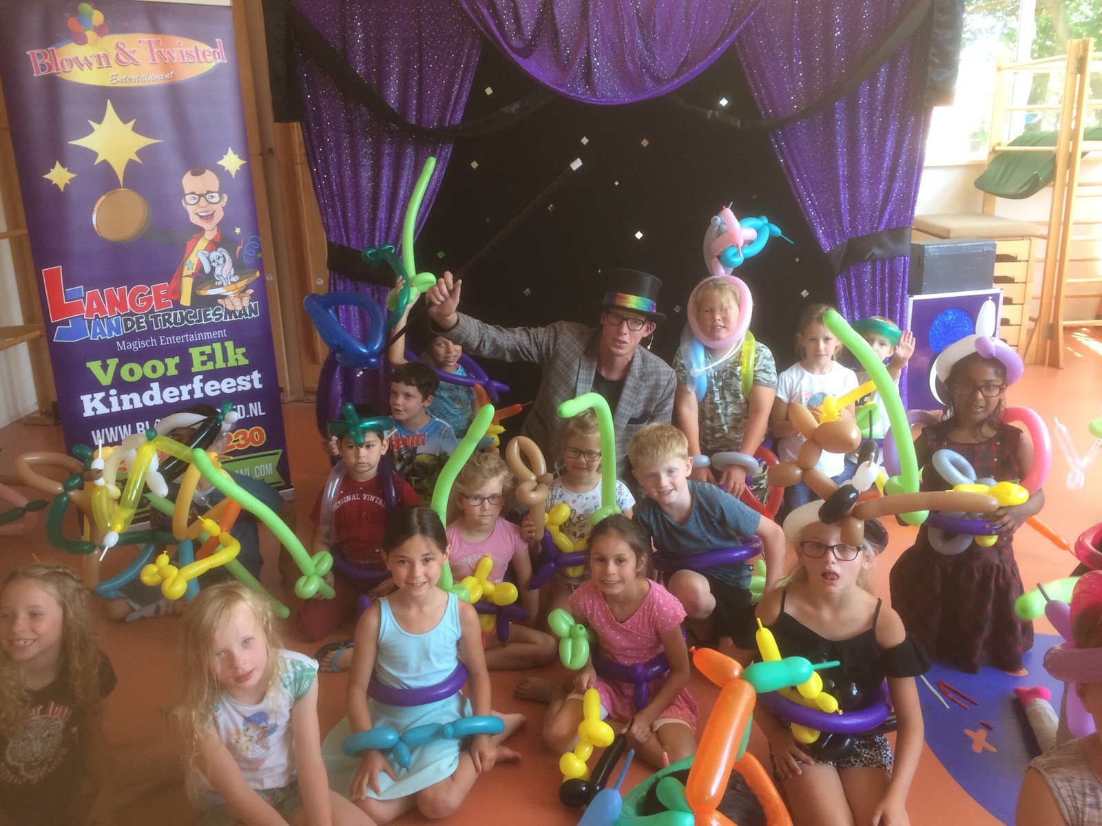 Lange Jan de Trucjesman met decor en kinderen tijdens een Ballonnenpret-optreden