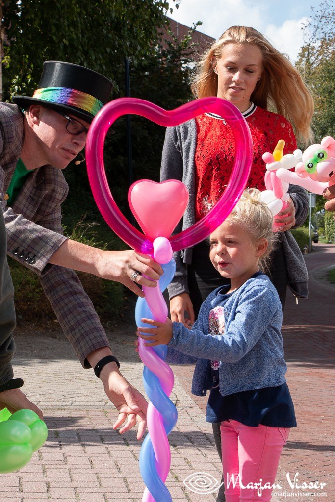 Lange Jan de Trucjesman met een ballonhart