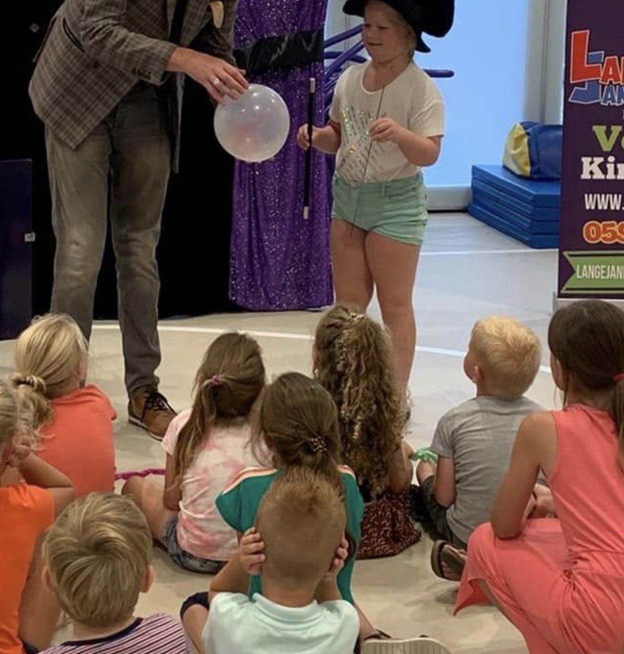 Kind helpt mee met een ballontruc tijdens Ballonnenpret