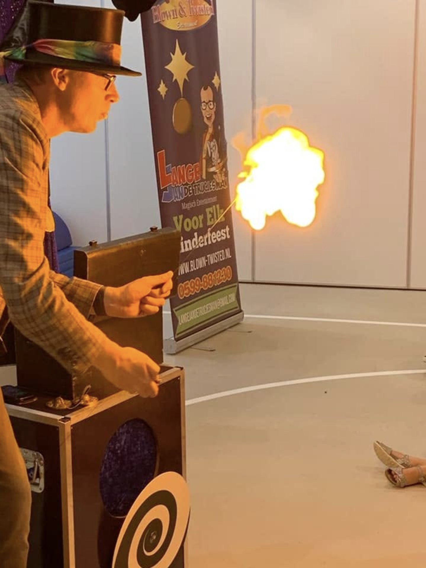 Lange Jan de Trucjesman doet een vuurtruc tijdens Ballonnenpret