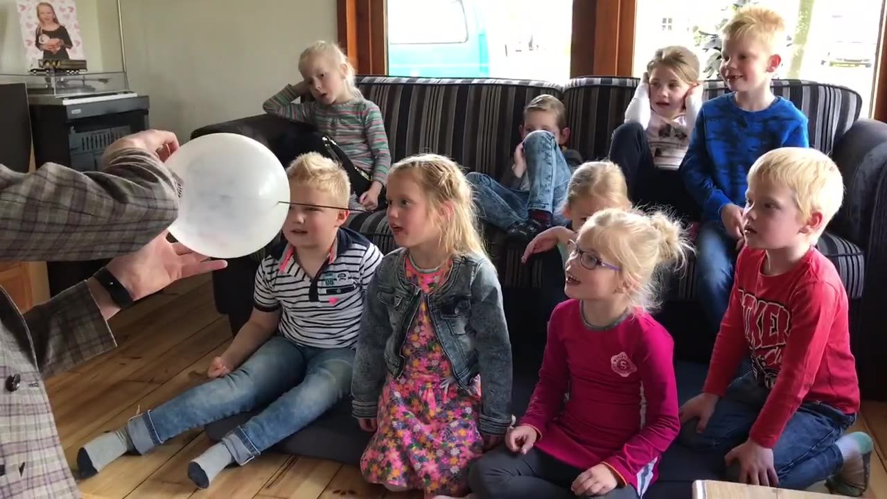 Kinderfeestje voor 5 tot 7 jaar: kinderen kijken vol verbazing naar de goochelshow van Lange Jan de Trucjesman