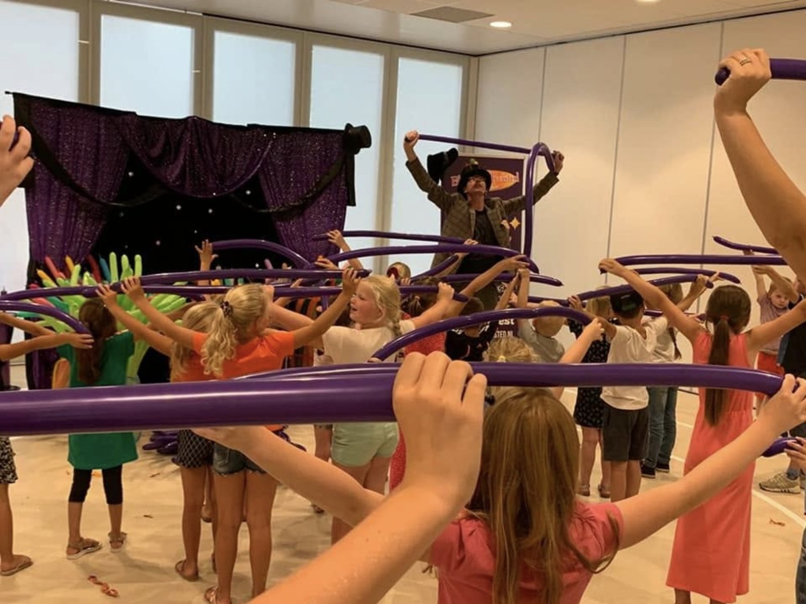 Groep kinderen met ballonfiguren tijdens een Ballonnenpret-workshop